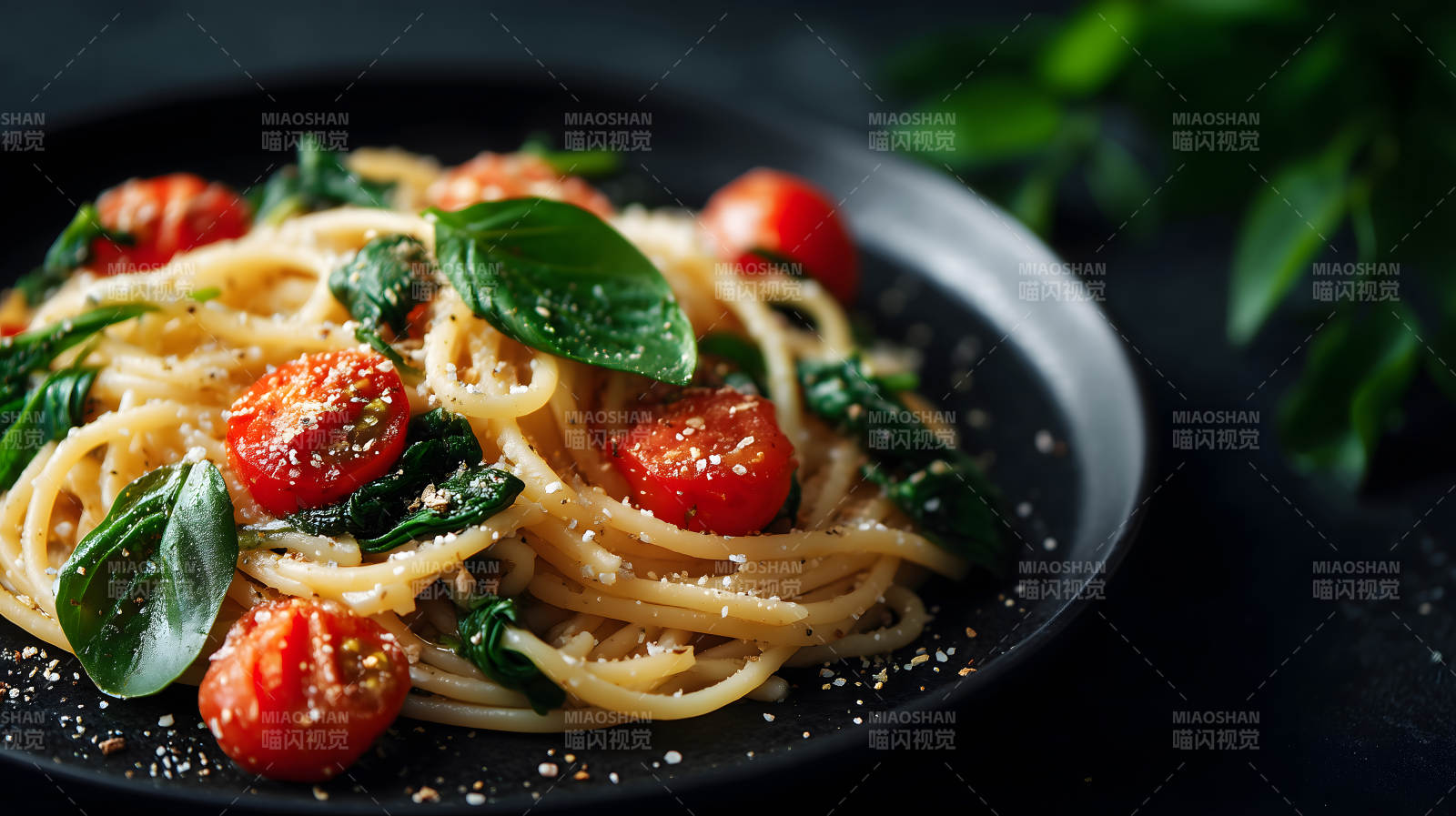 意大利面配番茄和罗勒-图片