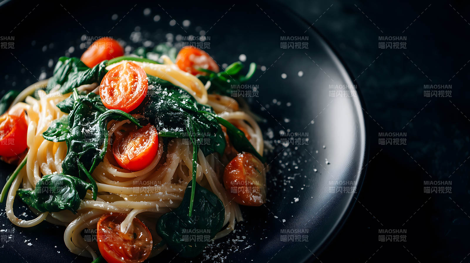 意大利面配番茄和菠菜-图片