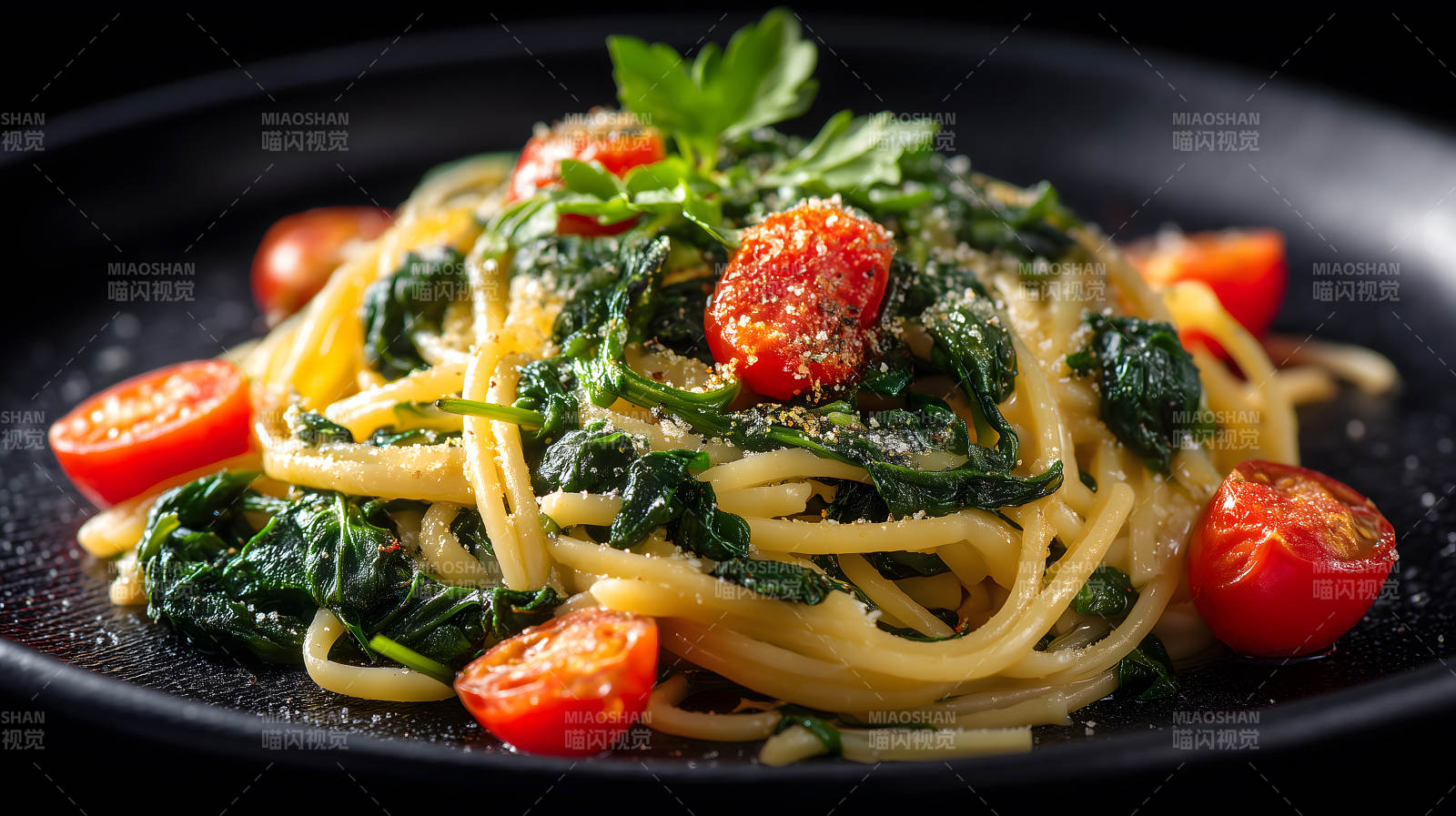 意面配菠菜和番茄美味可口-圖片