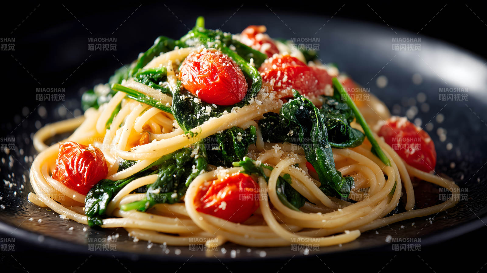 意大利面配菠菜和番茄-图片
