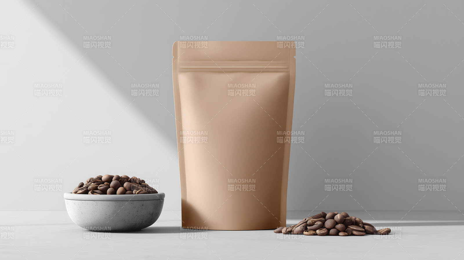 咖啡豆與包裝袋的靜物-圖片