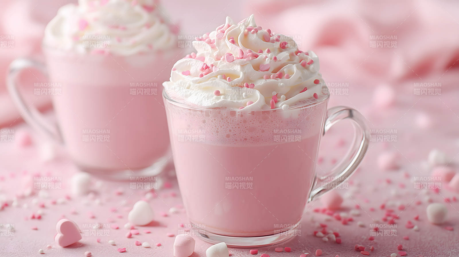 粉色飲品配奶油與裝飾-圖片