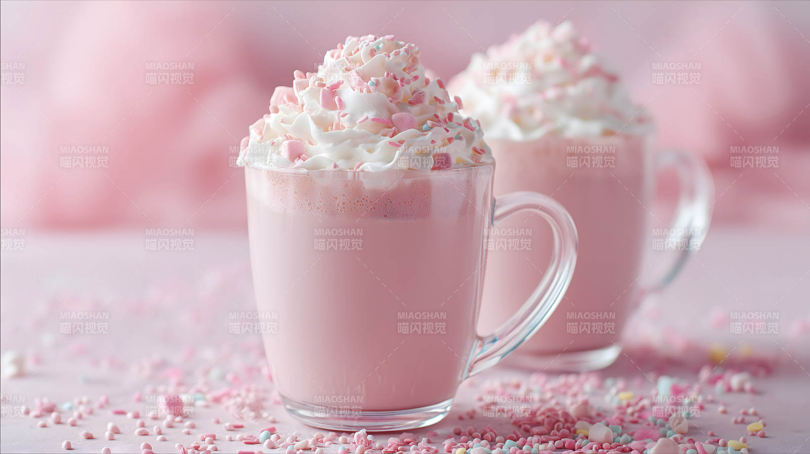 粉色饮品配奶油与装饰-图片