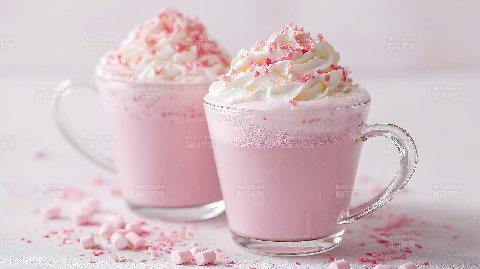 两杯粉色饮品奶油装饰-图片