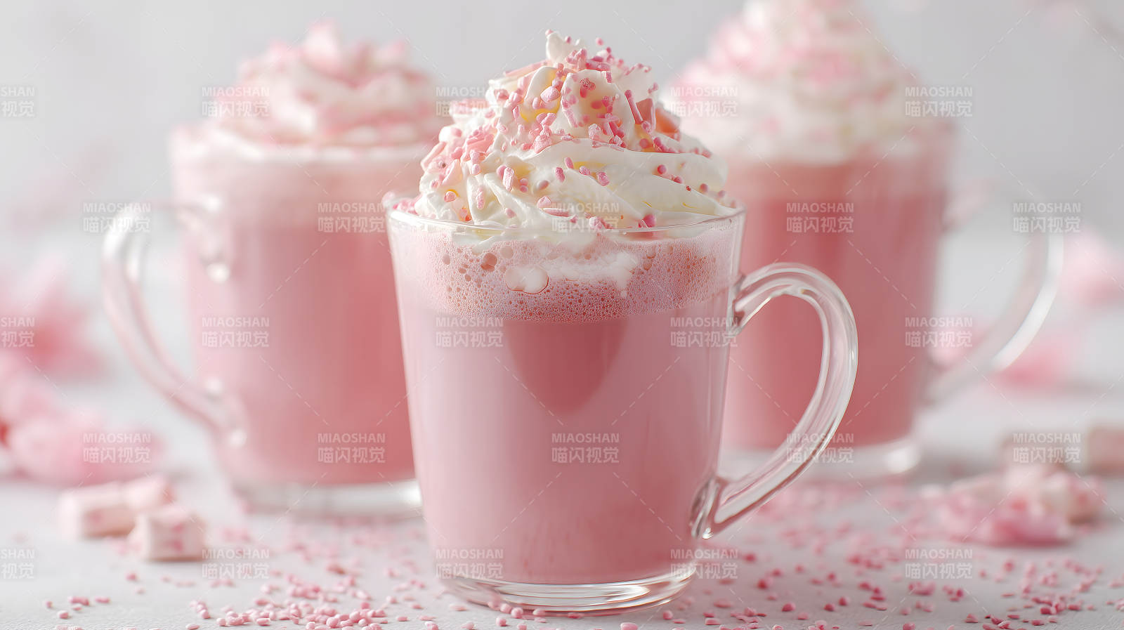 粉色飲品特寫搭配奶油和糖粒-圖片