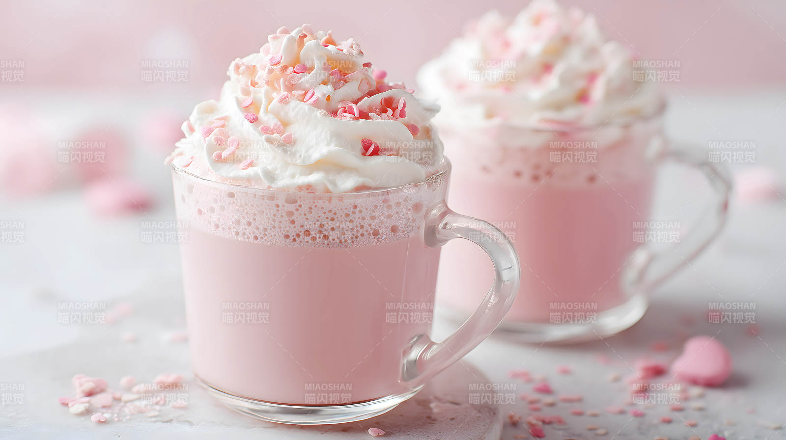 粉色饮品特写镜头奶泡装饰-图片