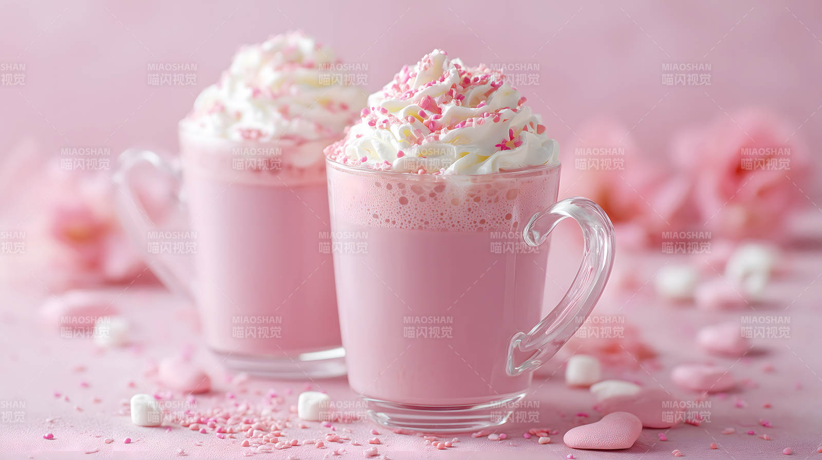 粉色飲品配奶油裝飾溫馨浪漫-圖片