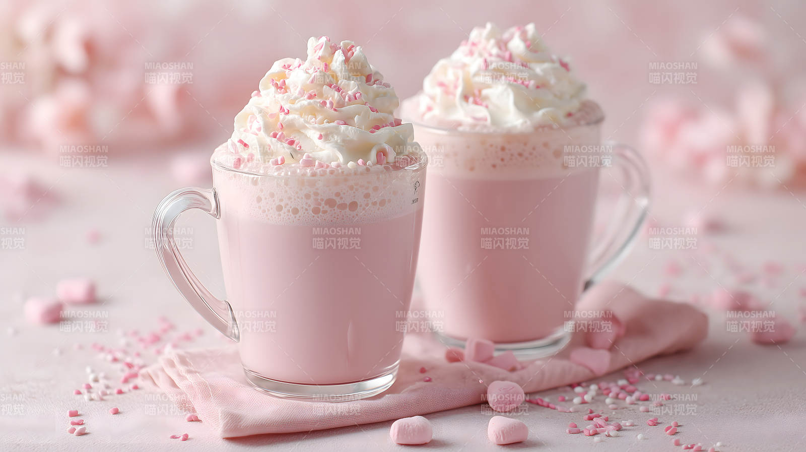 粉色饮品搭配奶油与装饰-图片