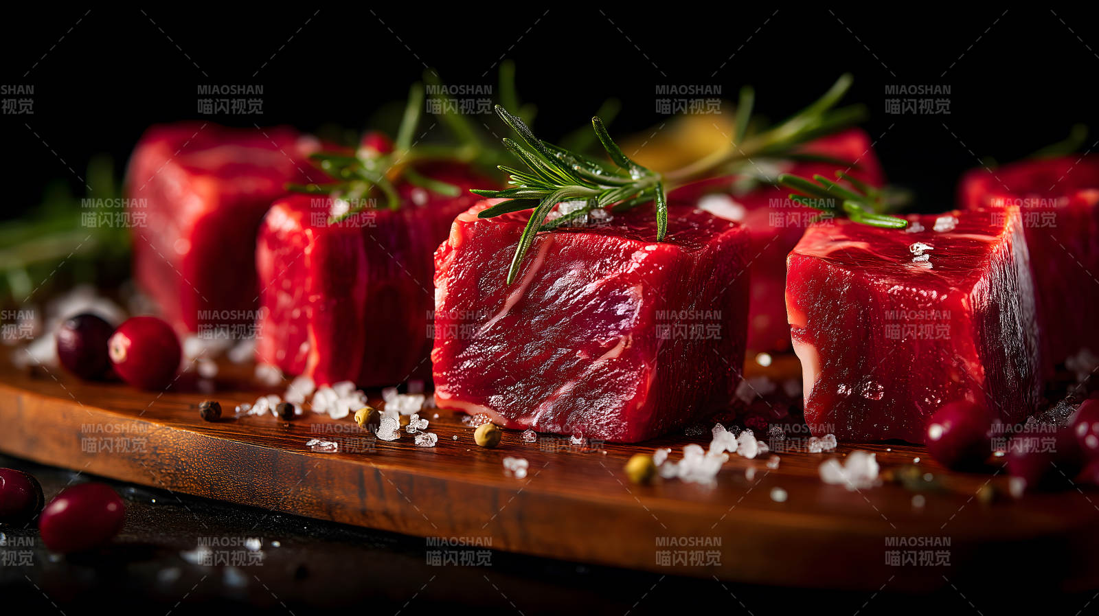 鮮嫩牛肉塊擺盤配香料-圖片