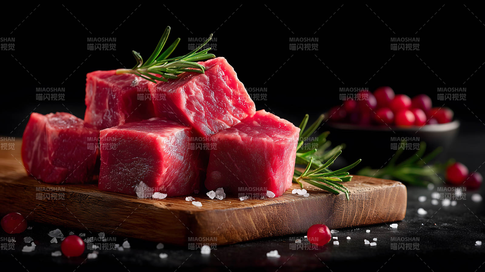 鮮嫩牛肉塊配迷迭香-圖片