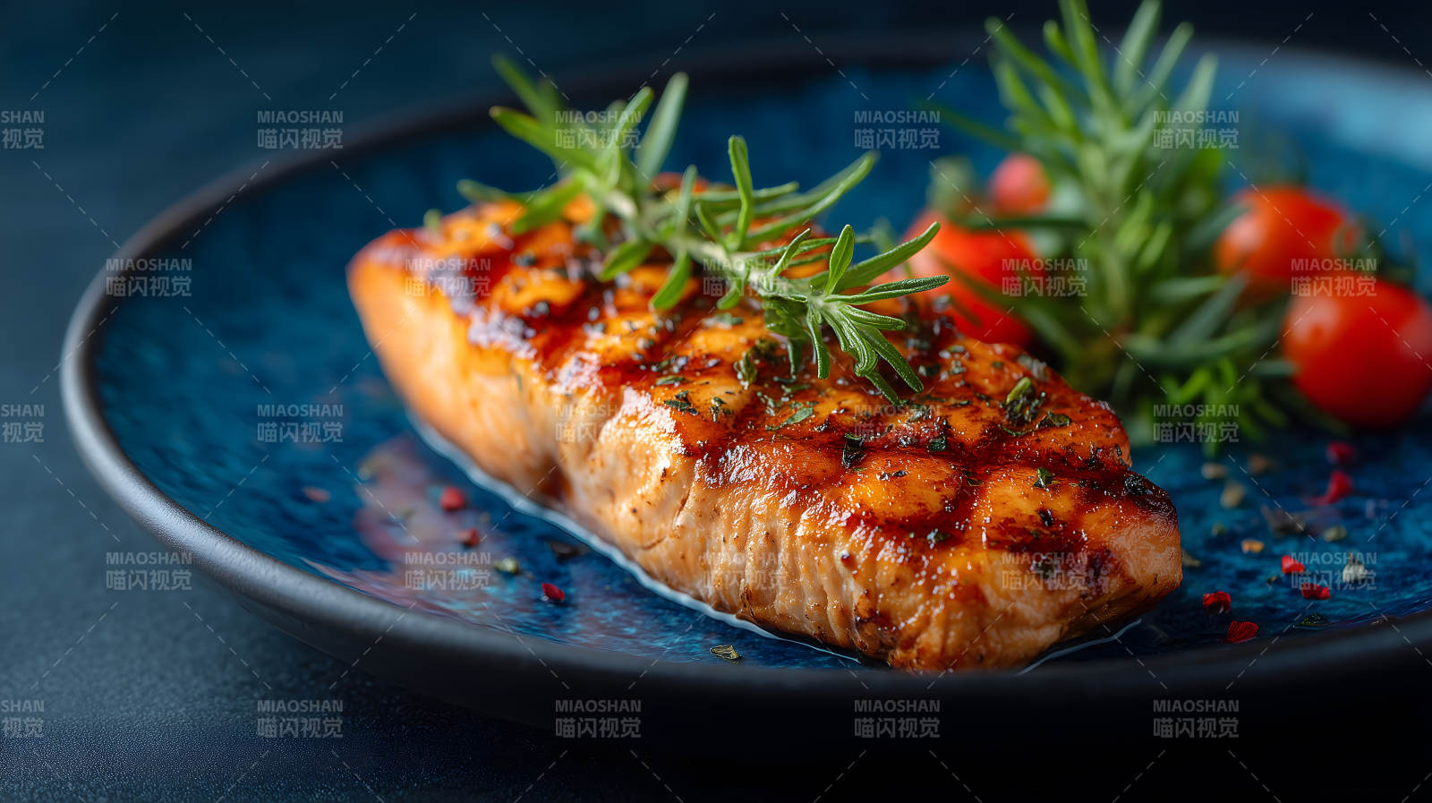 烤鮭魚配香草和番茄-圖片