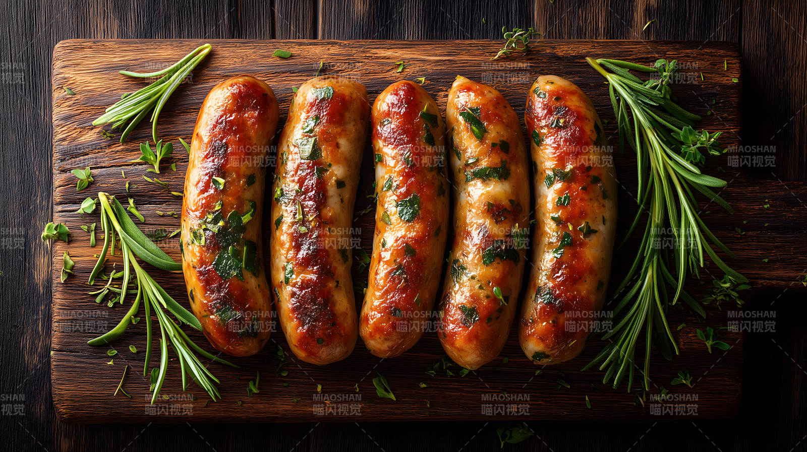 烤香肠佐香草的美味摆拍-图片