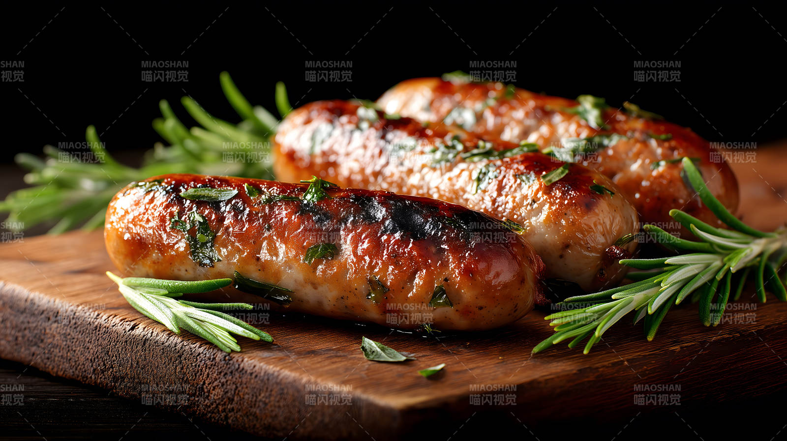 烤香腸搭配迷迭香圖片