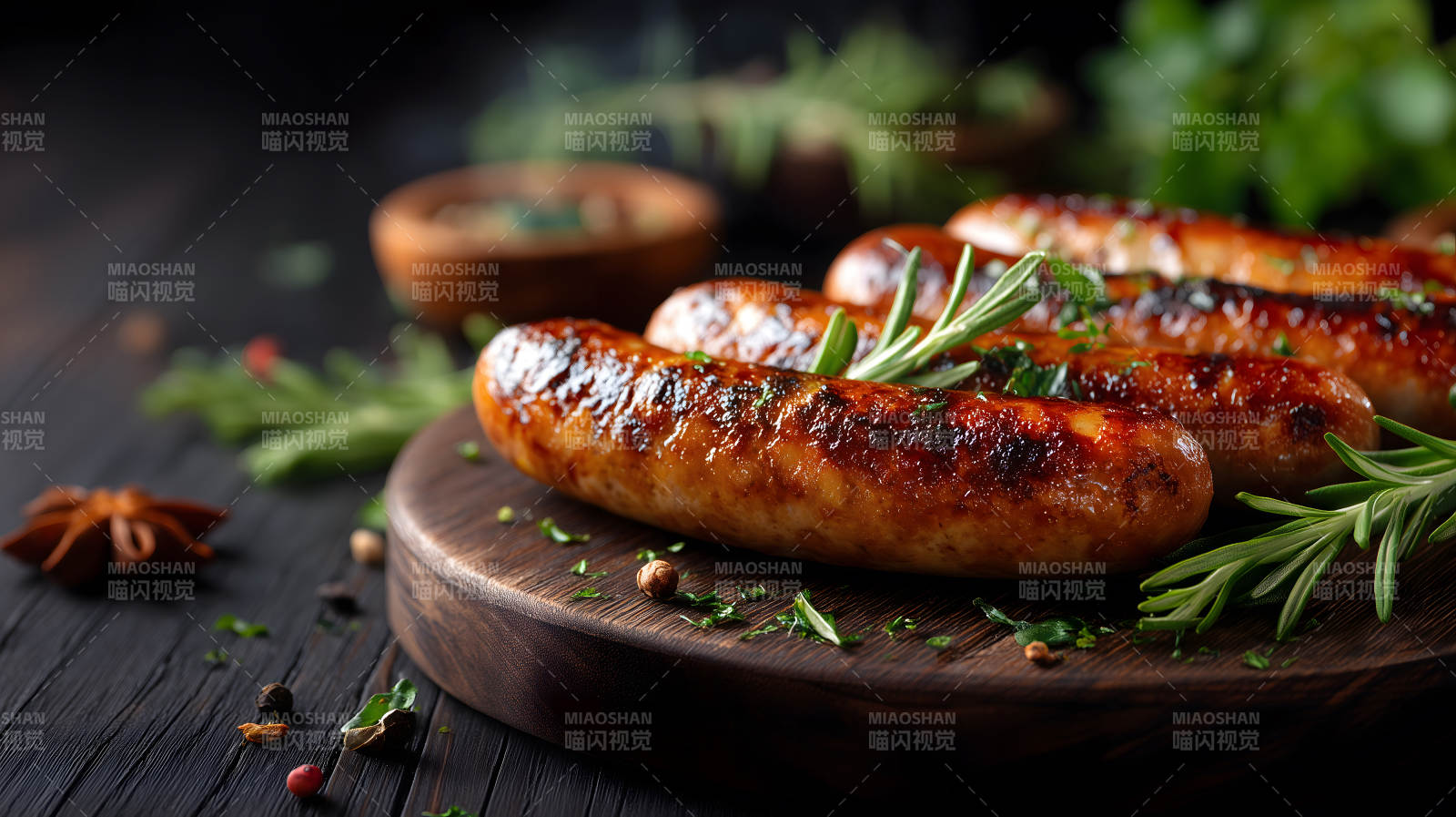 烤香腸配香料和木板-圖片