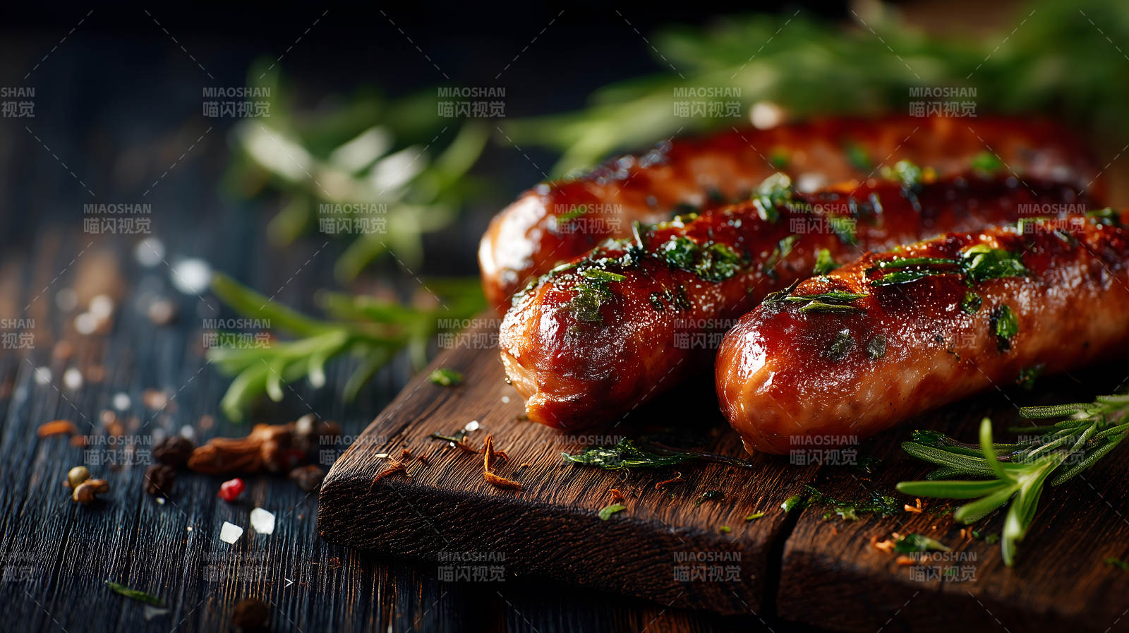 烤香腸配香草木板美食圖片