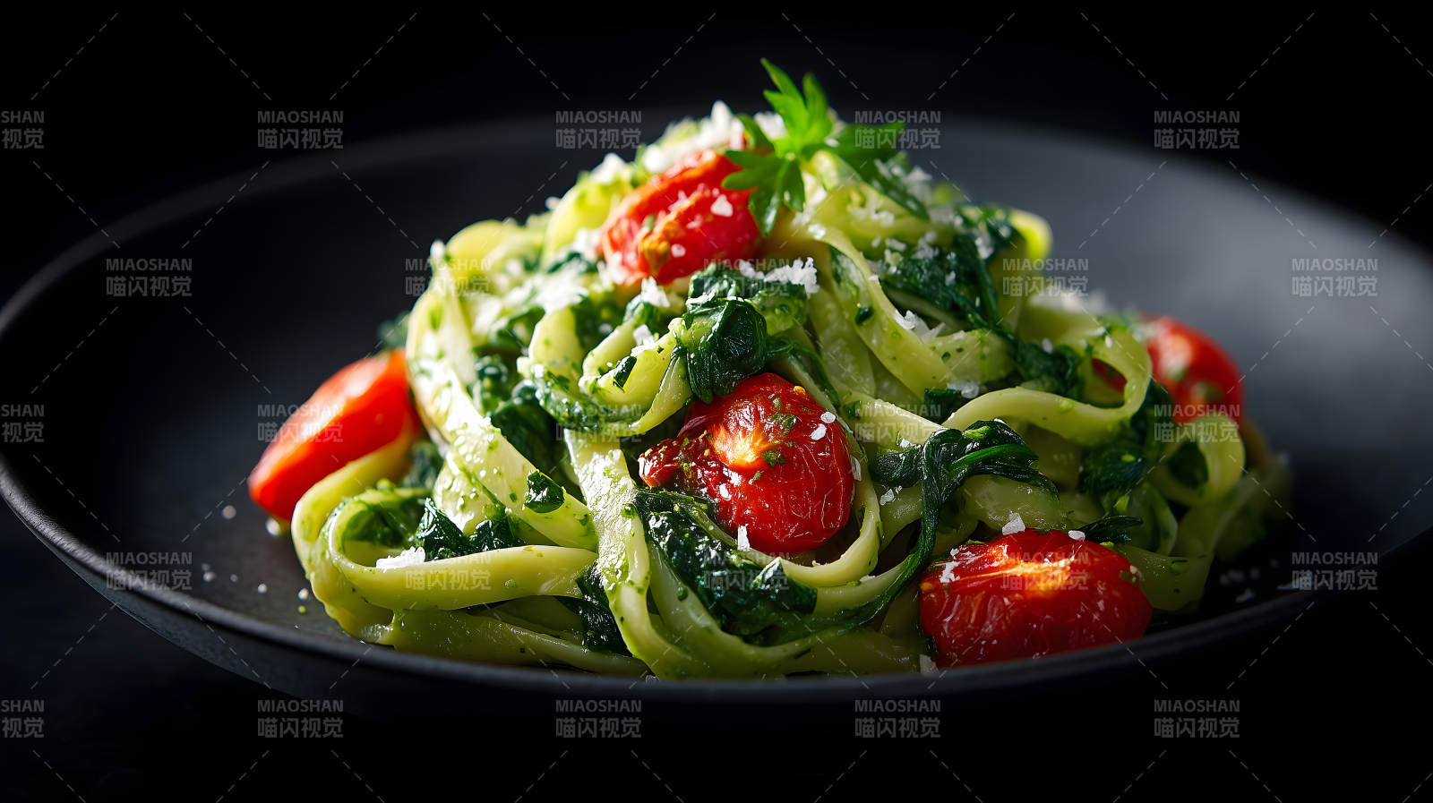 意面配番茄和菠菜美味誘人圖片