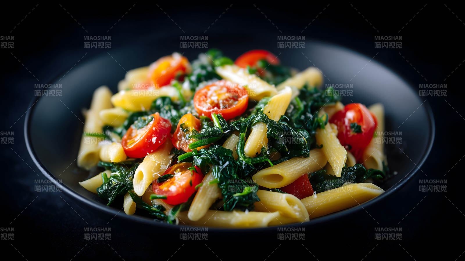 意大利面配蔬菜和番茄圖片