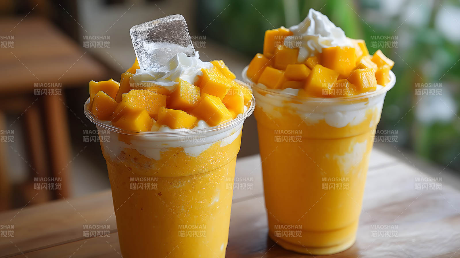 芒果冰沙配奶油和芒果块-图片