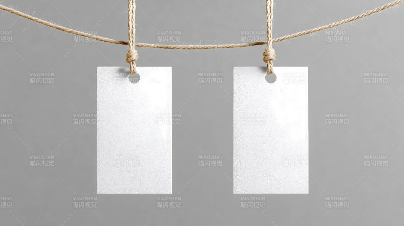 绳子挂着两张白色标签图片
