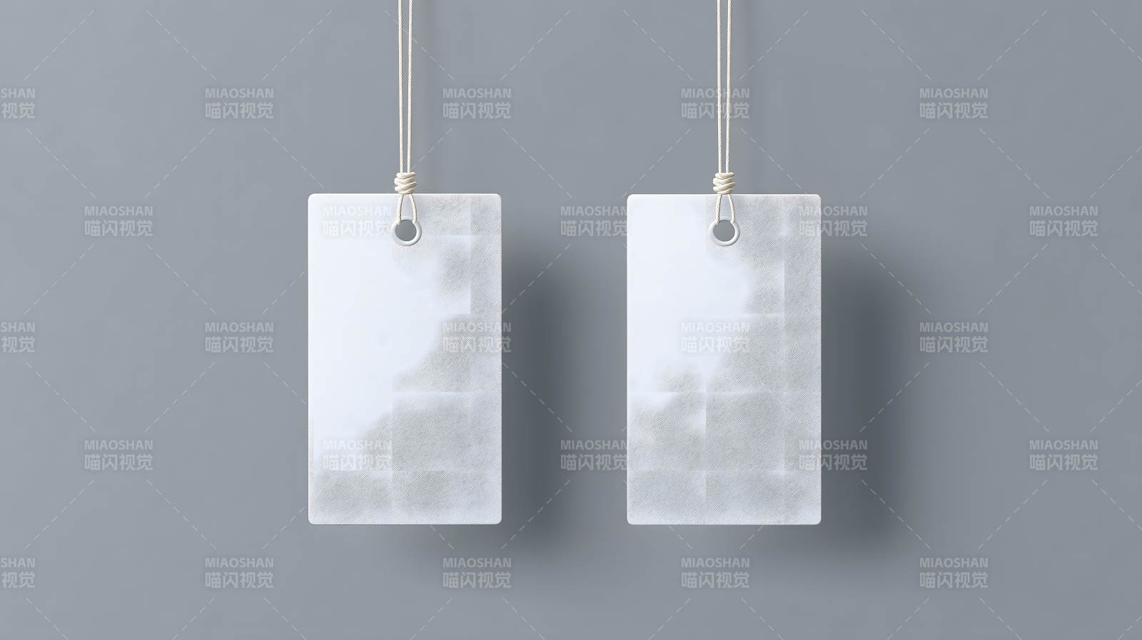 兩張白色標簽懸掛在灰色背景上-圖片
