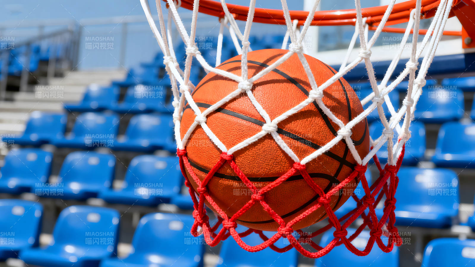 籃球穿過籃網進入籃筐-圖片