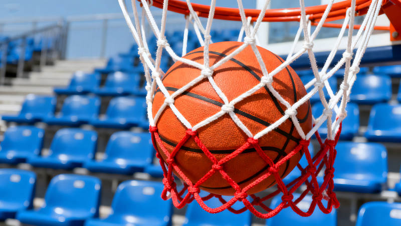 籃球穿過籃網(wǎng)進(jìn)入籃筐-圖片