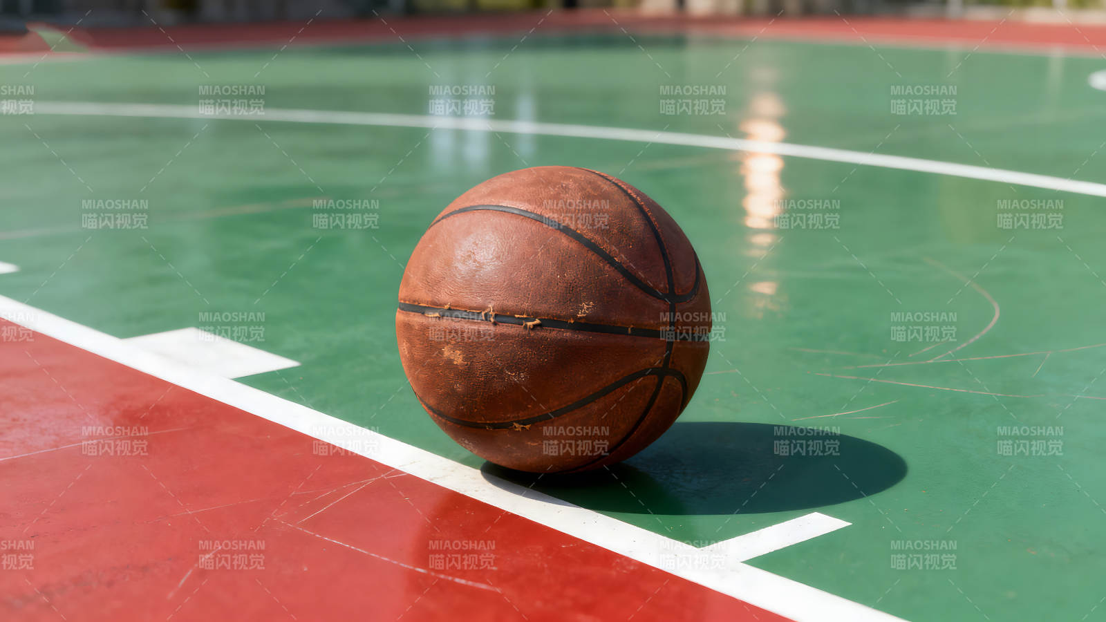 籃球靜置在球場上-圖片