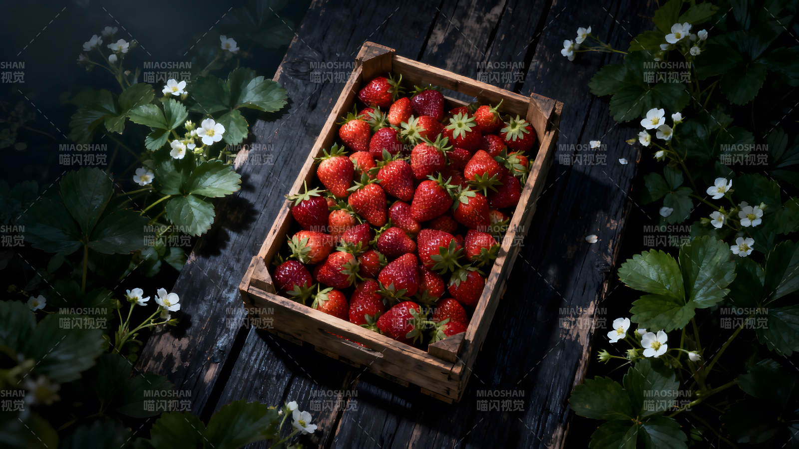 木箱里装满了新鲜的草莓旁边有草莓花和叶子-图片