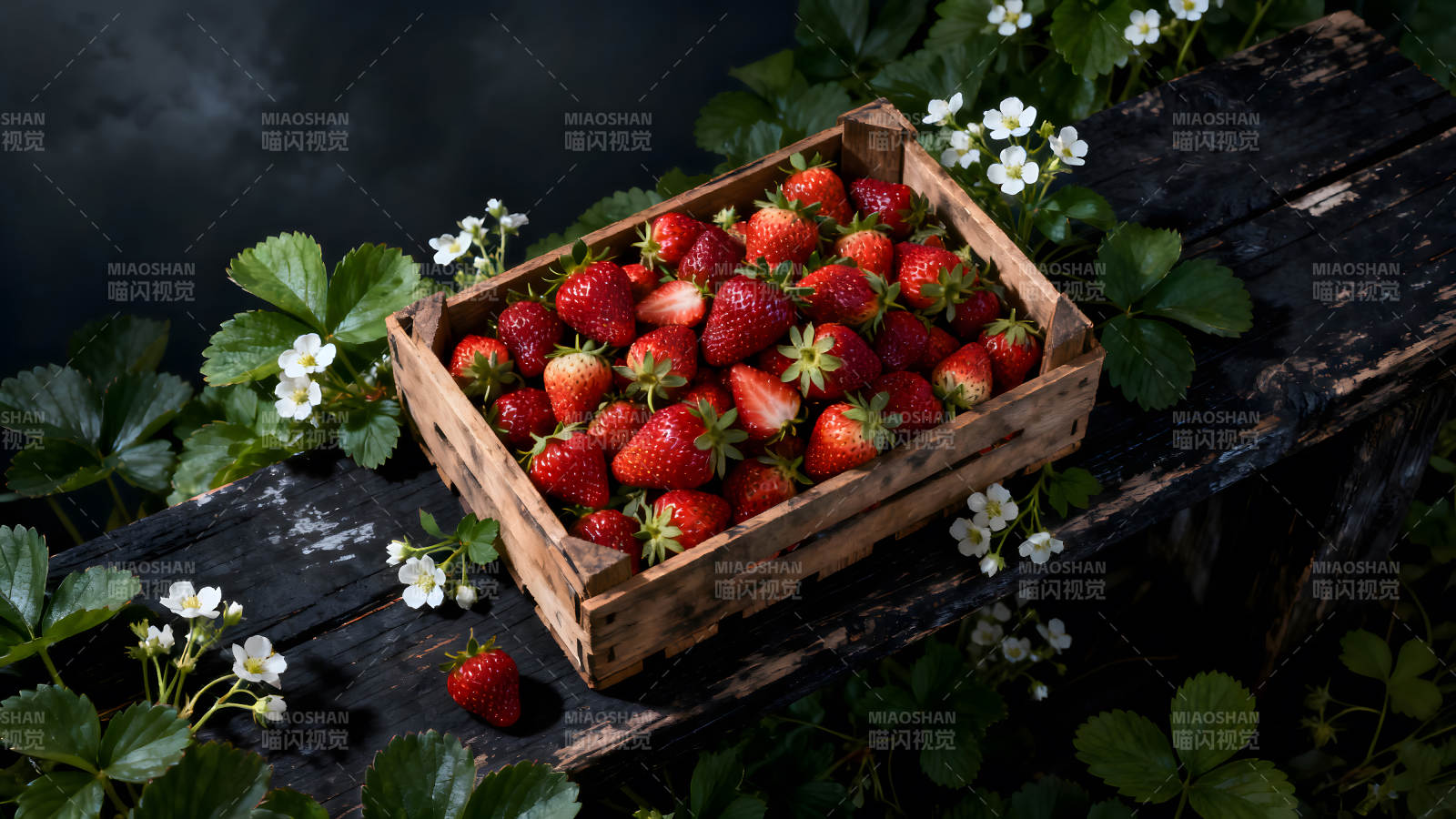 木箱草莓与花草的静物-图片
