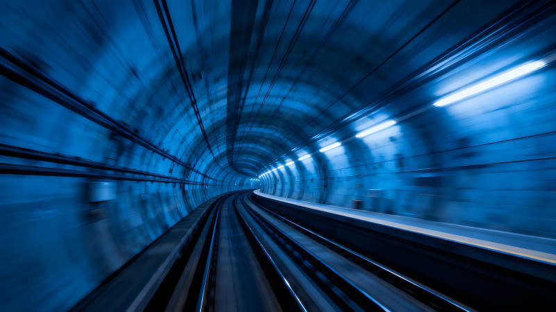 地鐵隧道內行駛的景象-圖片