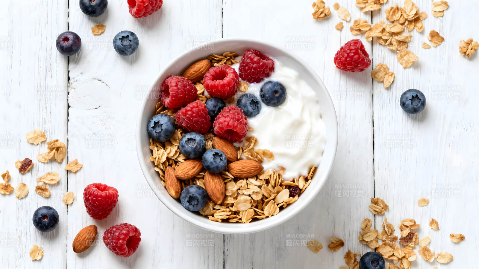 健康的早餐包含麦片水果和坚果-图片