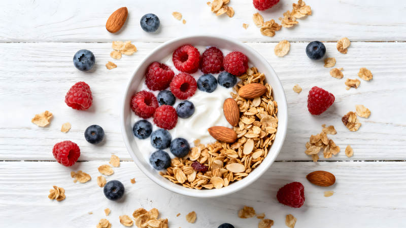 美味早餐包含酸奶漿果堅果麥片-圖片