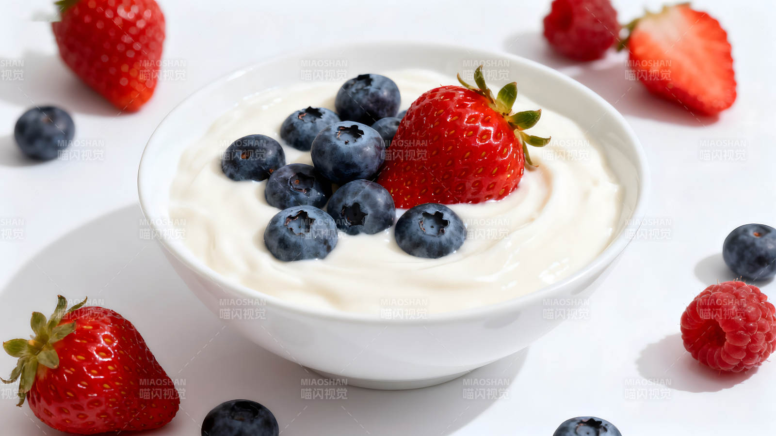 碗中酸奶和水果的特写镜头-图片