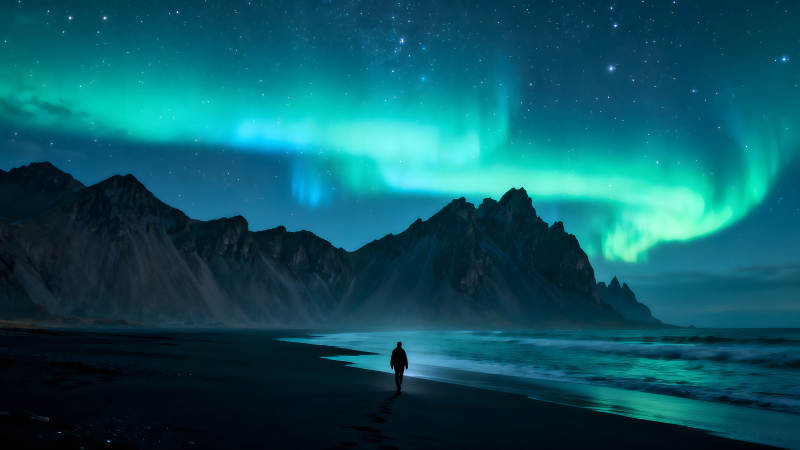 極光下的海灘剪影孤獨前行-圖片