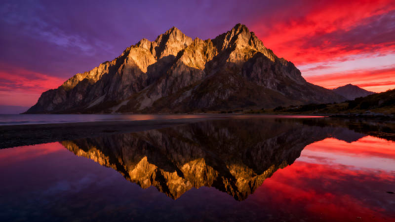 山峰映照在平靜的水面天空紅艷-圖片