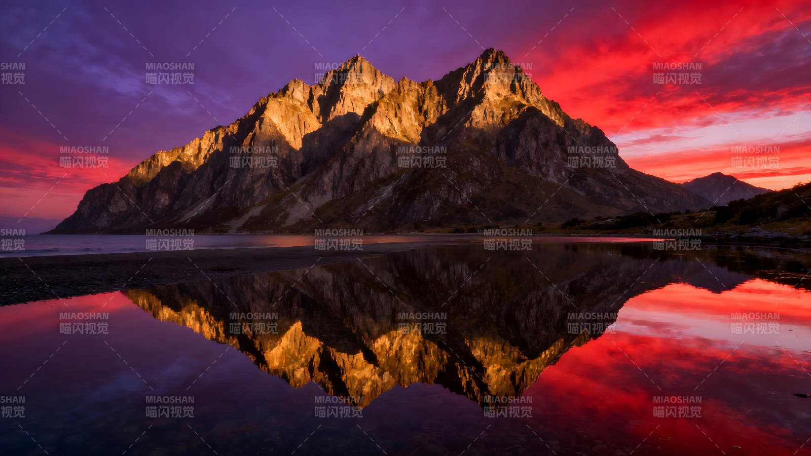 山峰映照在平靜的水面天空紅艷-圖片