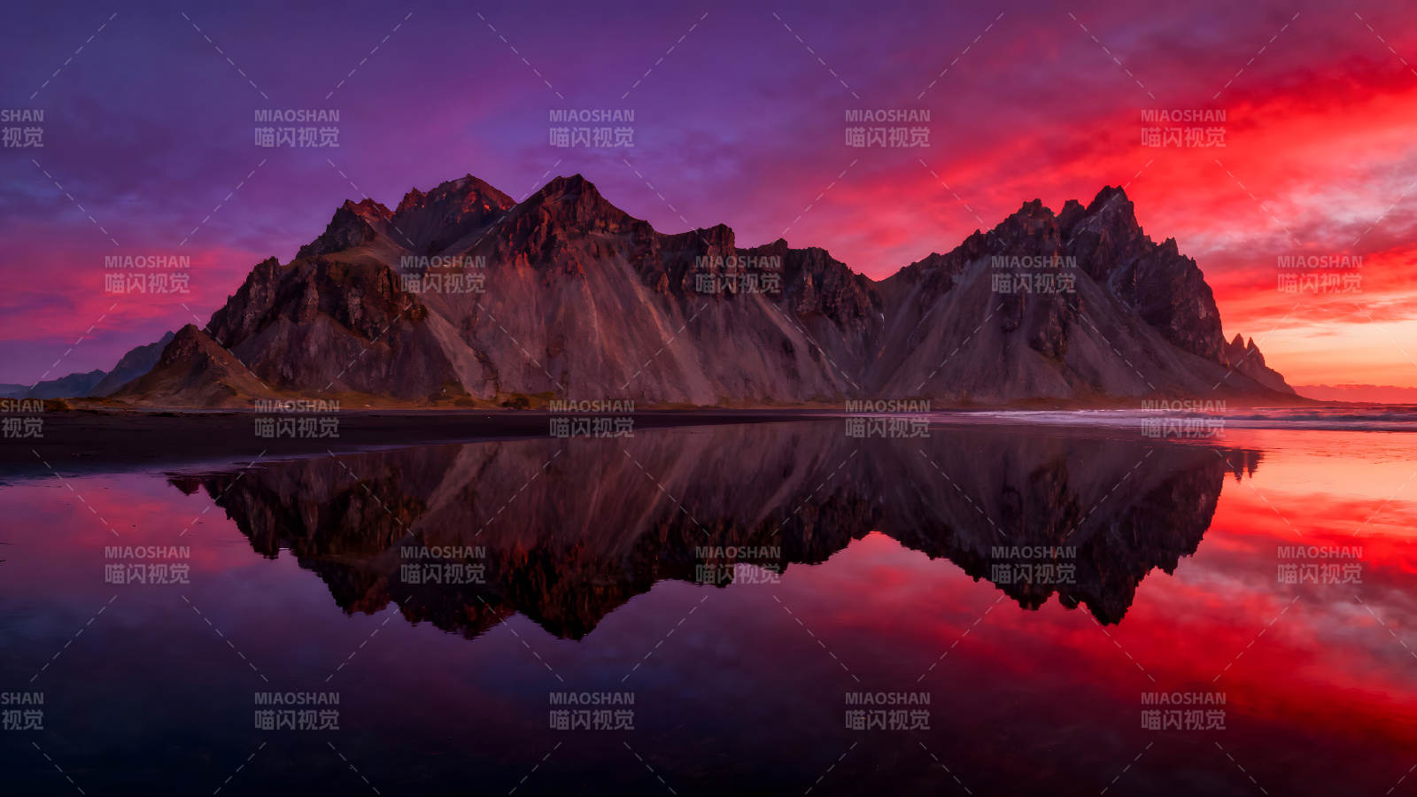 绚丽夕阳下的山脉倒影-图片