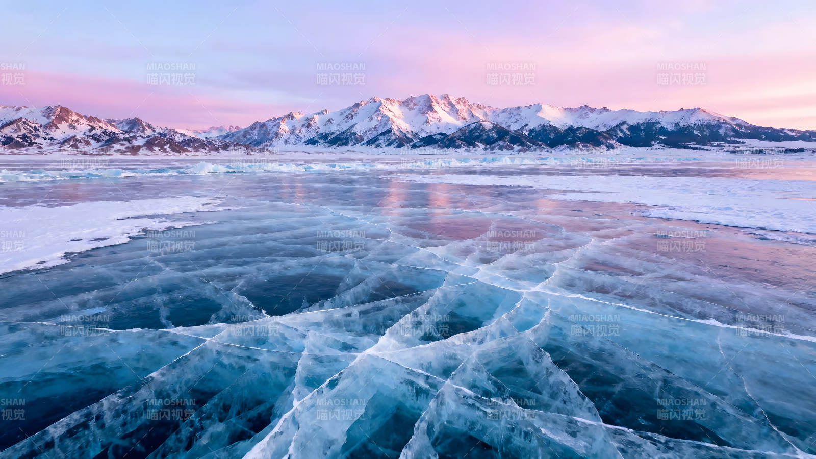 冰面雪山粉色天空唯美景象-圖片