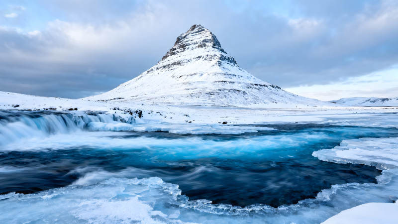 雪山與河流交織的冬日景象-圖片