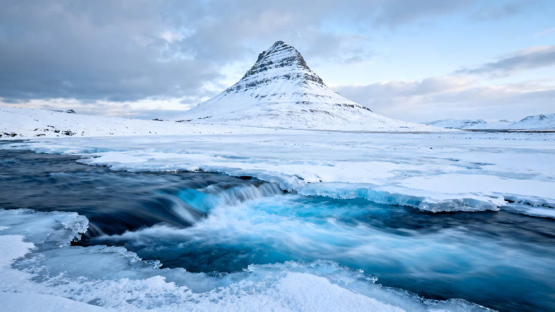 冰川下的山峰與河流-圖片