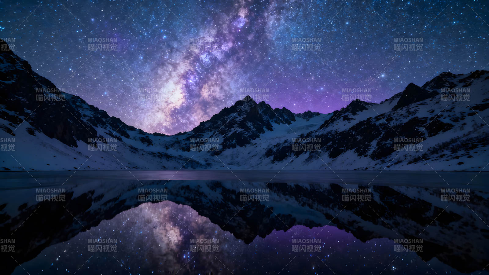 星空下的雪山與湖泊倒影-圖片