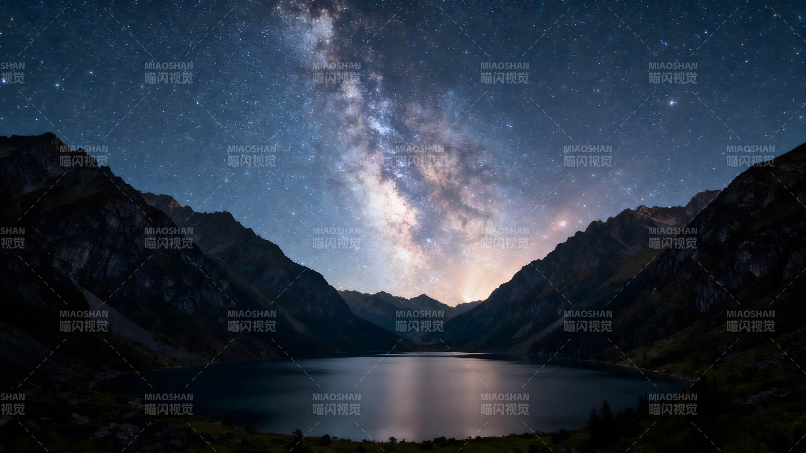 星空下的山脈與湖泊-圖片