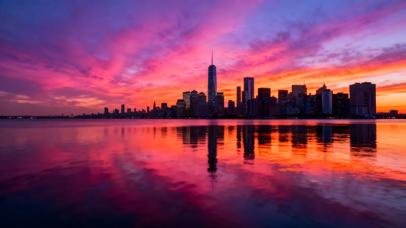 城市天際線與絢麗晚霞的倒影-圖片