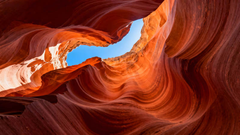 峽谷仰視橙色巖壁天空之窗-圖片