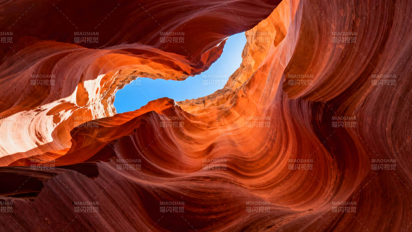 峽谷仰視橙色巖壁天空之窗-圖片