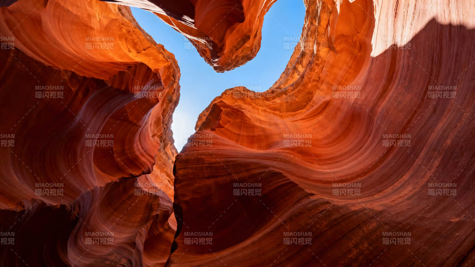 峽谷紋理與天空的壯麗景象-圖片