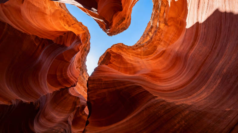 峽谷紋理與天空的壯麗景象-圖片