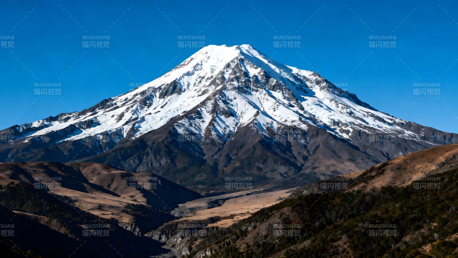 雪山聳立藍天之下景象壯觀-圖片