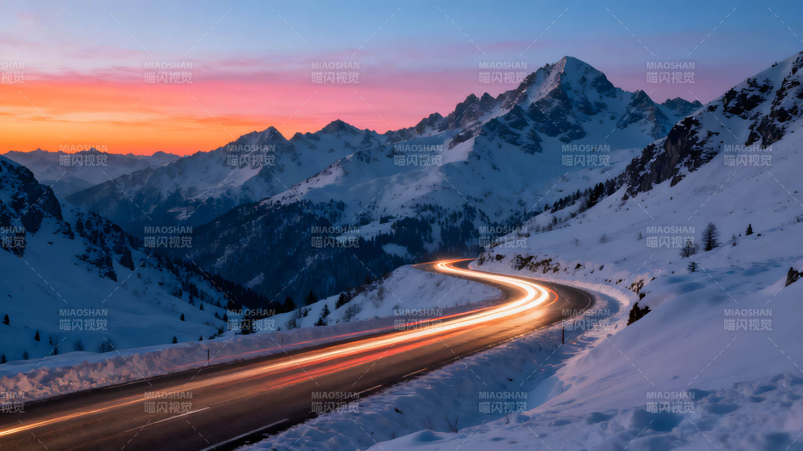 雪山公路車燈軌跡絢麗晚霞映襯美景-圖片