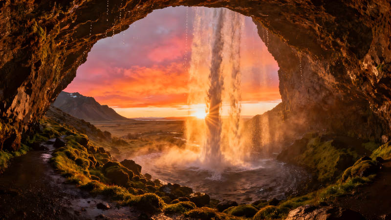 瀑布夕陽下的巖洞風光-圖片